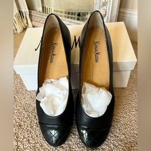 Neiman Marcus brand ballet flat in black. Size 8M